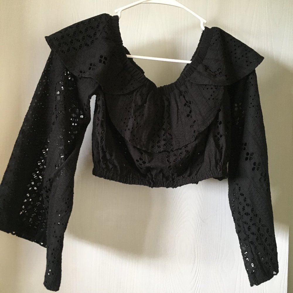 Do+be black off-sholder crop top. Size S.